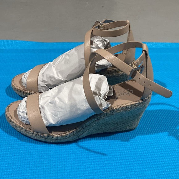 Brandnew Nola wedge sandals size 8, nude/tan color - Picture 4 of 5